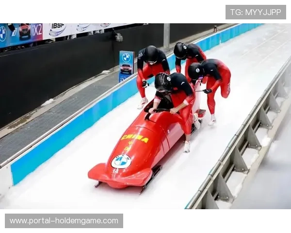 钢架雪车亚洲杯延庆站开赛，选手时速130公里挑战“雪游龙”360度回旋弯