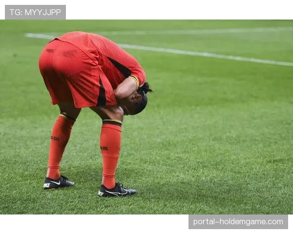 特写镜头：终场哨响，为保级苦战130分钟的布伦特福德球员瘫倒在地